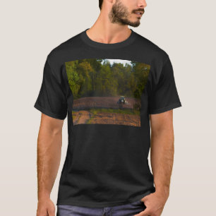 Traktor Pflügen Farmland in einer schönen Landscha T-Shirt
