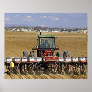 Traktor zieht eine Mais-Sämaschine. Poster