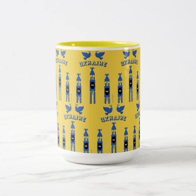 Traktoren und Tanks in der Ukraine Latte-Tasse Zweifarbige Tasse (Mittel)