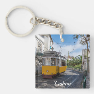 Tramway jaune rétro dans la rue à Lisbonne, Portug