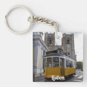 Tramway jaune sur la cathédrale de Lisbonne au Por