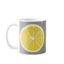 Tranche de citron frais sur un mug gris moderne