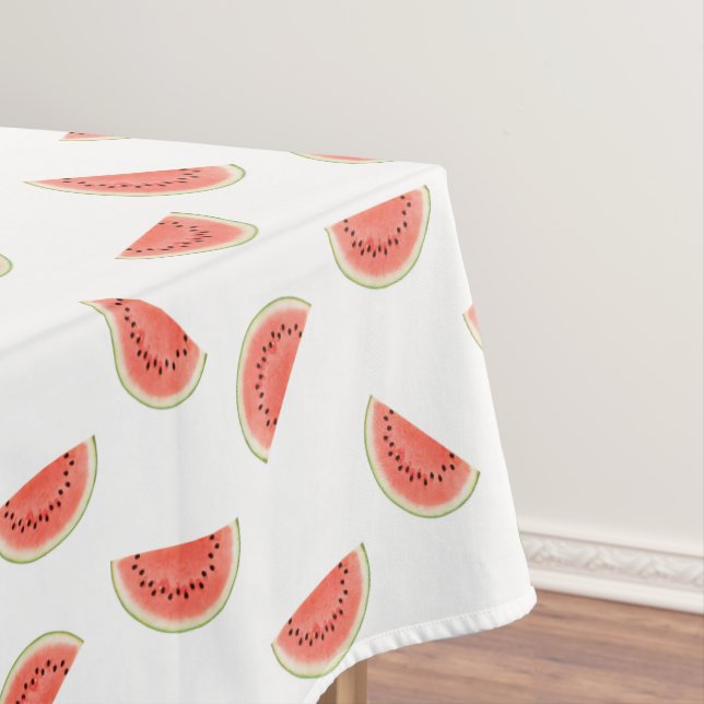 Tranches de pastèque tropicale sur nappe blanche (In Situ)