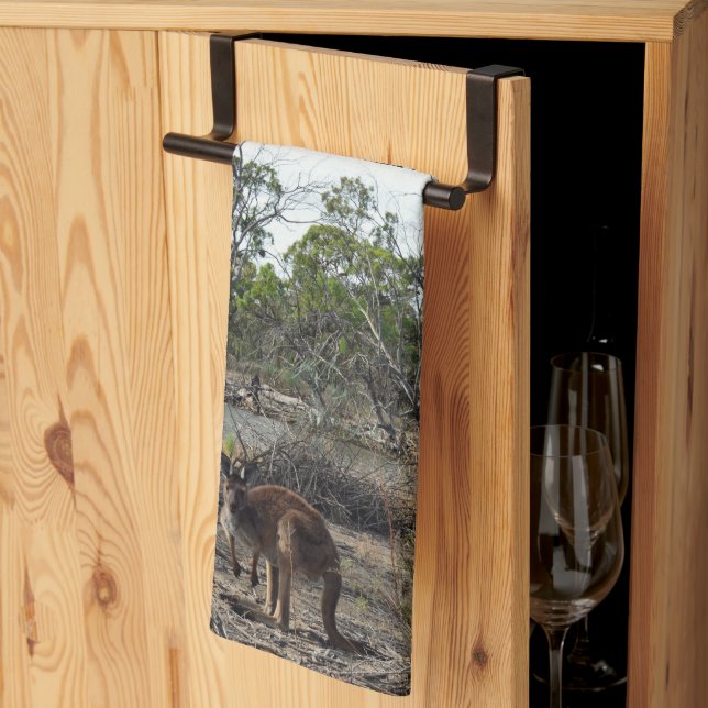 Tranquisiter Moment: Australisches Kangaroo in Bil Geschirrtuch (Drittel gefaltet)