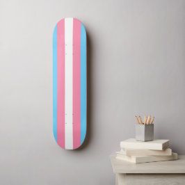 Trans-Flagge auf Skateboard
