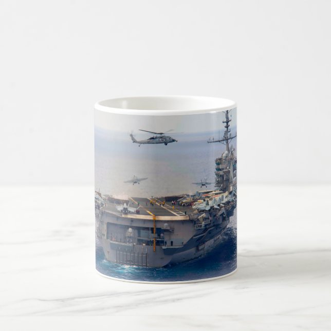 TRANSPORTEUR D'AÉRONEF AMÉRICAIN - CVN-74 Mug (Centre)