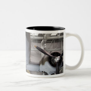 Transportflugzeug C-47 Dakota aus dem Zweiten Welt Zweifarbige Tasse