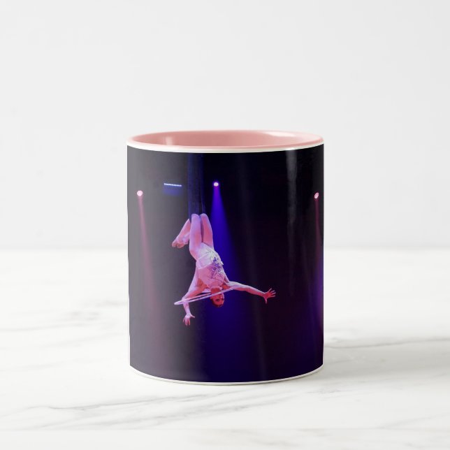 Trapeze fliegendes Mädchen zwei Töne Kaffee Tasse. Zweifarbige Tasse (Mittel)