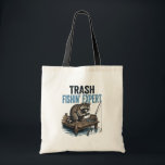 Trash Fishin' Expert Raccoon Tragetasche<br><div class="desc">Are you a fan of raccoons and fishing? This funny 'Trash Fishin' Expert' design features a master raccoon angler on a wooden dock with his gear. Perfect for anyone who loves trash panda memes, outdoor fishing trips, and a good laugh. This vintage-style illustration is a great gift for fishers, outdoorsmen,...</div>