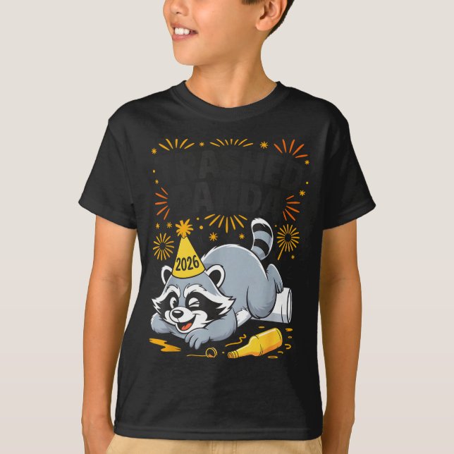 Trashed Panda New Year 2026 Funny Drunk Raccoon  T-Shirt (Vorderseite)