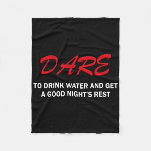 Trau dich Wasser zu trinken und bekomme eine gute Fleecedecke