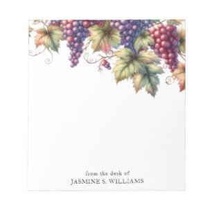 Trauben auf dem Wein vom Schreibtisch der Notizblock