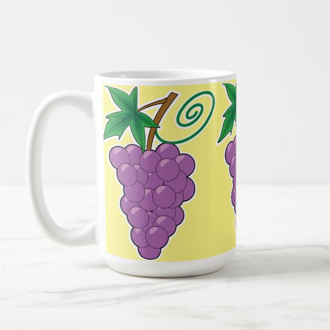 Trauben-Bündel auf hellgelbem Kaffeetasse (Links)