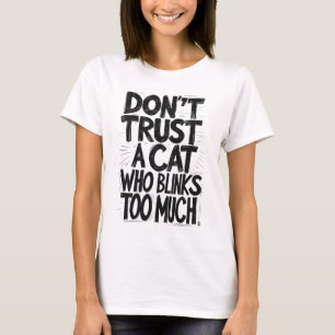 Traue keiner Katze, die zu viel blinzelt T-Shirt