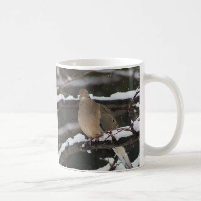 Trauertaube in der Tasse des Schnees (Rechts)