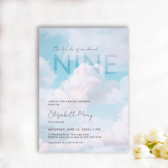Traum auf Cloud 9 Modernes, elegantes Brautparty Einladung (the bride is on cloud 9 bridal shower invitation dreamy romantic pastel blue clouds sky modern chic)