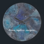 Traum Entdecken Sie Imagine Inspiration Galaxy Spa Große Wanduhr<br><div class="desc">Inspirier den Weltraum- oder Wissenschaftsliebhaber in deinem Leben mit dieser Raumthemenuhr mit einer handbemalten Galaxie voller Sterne und Planeten. Mit den Worten "Traum",  "erforschen" und "vorstellen". Text ist vollständig anpassbar. Teil einer Kollektion von Parcel Studios.</div>