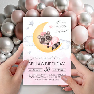 Traum über dem Mond Raccoon Girl Birthday Einladung