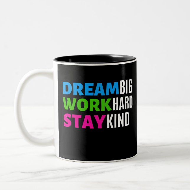 Träumen Sie groß, arbeiten Sie hart, Bleibe freund Zweifarbige Tasse (Links)