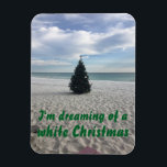 Träumen von White Christmas Beach Florida Urlaub Magnet<br><div class="desc">"Ich träume von einem weißen Weihnachten" - und das ist meine Idee eines weißen Weihnachts! Dieses Foto wurde an der Smaragdküste in Destin Florida aufgenommen und bietet einen wunderschön dekorierten Weihnachtsbaum in einem weißen Sandstrand.</div>