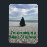 Träumen von White Christmas Beach Florida Urlaub Magnet<br><div class="desc">"Ich träume von einem weißen Weihnachten" - und das ist meine Idee eines weißen Weihnachts! Dieses Foto wurde an der Smaragdküste in Destin Florida aufgenommen und bietet einen wunderschön dekorierten Weihnachtsbaum in einem weißen Sandstrand.</div>