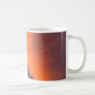 Träumende, magische Wolken in traumhaften, magisch Kaffeetasse