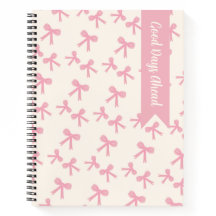 Träumendes Notizbuch mit rosa Schleife und handgez