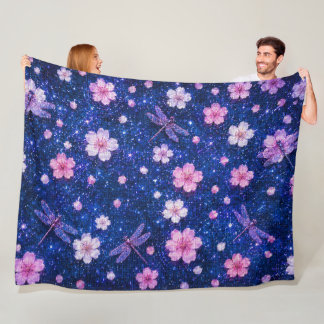 Träumerische Blütennacht mit Kirschblüten und Drag Fleecedecke