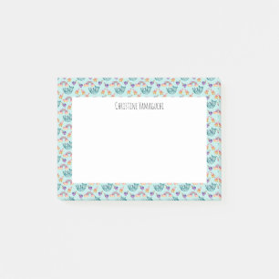 Träumerische Katze, die in das Post-it Klebezettel