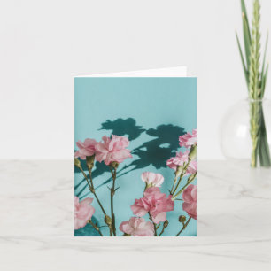 Träumerische rosa Nelken auf blauem Hintergrund Karte