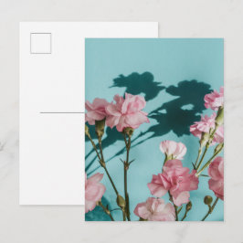 Träumerische rosa Nelken auf blauem Hintergrund Postkarte