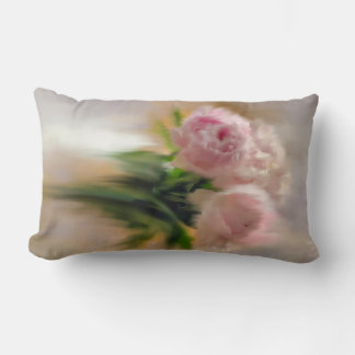 Träumerische rosa Pfingstrosen in weißer Vase Lendenkissen