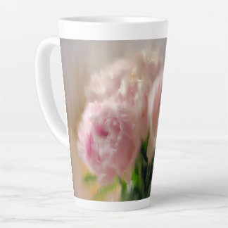 Träumerische rosa Pfingstrosen in weißer Vase Milchtasse