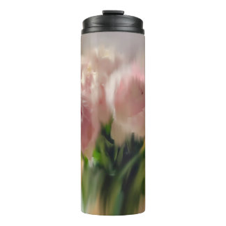 Träumerische rosa Pfingstrosen in weißer Vase Thermosbecher