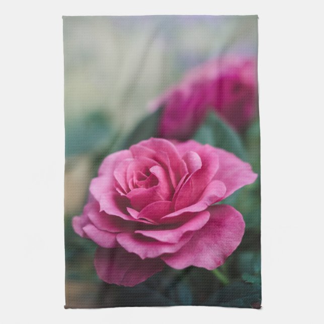 Träumerische rosa Rose Geschirrtuch (Vertikal)