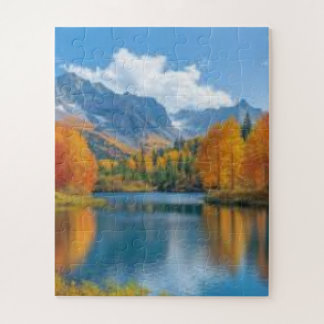 Träumerischer blauer Himmel und flauschige weiße W