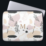 Traumfelder | Monogram Laptop Sleeve<br><div class="desc">Unsere Kollektion Fields of Dreams präsentiert moderne Aquarellbilder und Layouts gepaart mit handgeschriebenem, individuellem Skript und eleganten Schriftart. Blumenbilder in Creme, Rose und saftiges Grün sind sehr modern und elegant, ebenso wie Hintergründe in den gleichen Farben. Diese Sammlung hat Gegenstände, die an der Hochzeitssuite vorbeigehen und an persönliche Gegenstände übergeben...</div>