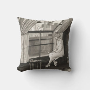Traurige Frau, die aus dem Fenster der 40er Jahre  Kissen