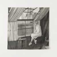 Traurige Frau, die aus dem Fenster der 40er Jahre