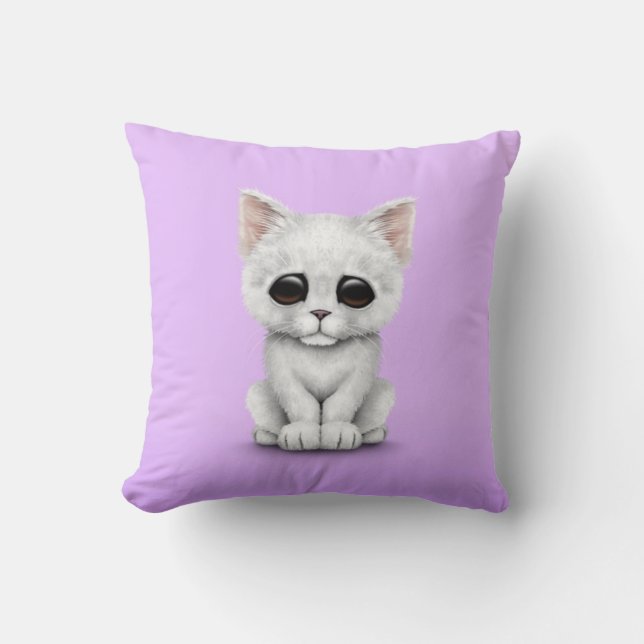 Traurige niedliche weiße Kätzchen-Katze auf Lila Kissen (Vorderseite)