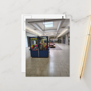Traurige verlassene Einkaufszentrum-Spiele Liminal Postkarte