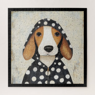 Trauriger Beagle-Welpe in einem Hoodie mit Tupfen