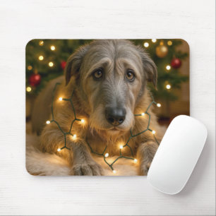 Trauriger Irischer Wolfshund, verheddert in Weihna Mousepad