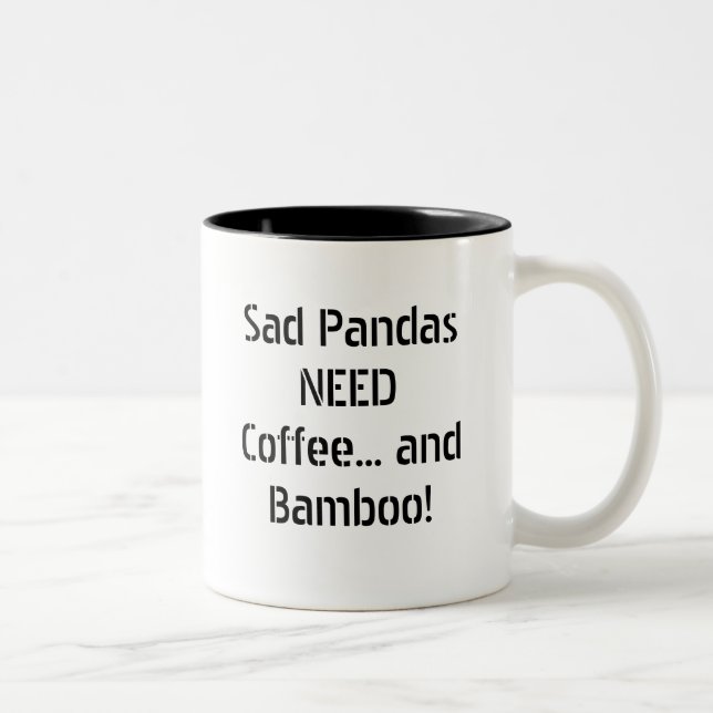 Trauriger Pandas BEDARF Kaffee… und Bambus! Zweifarbige Tasse (Rechts)