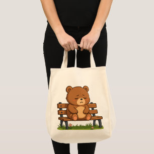 Trauriger süßer Teddybär auf der Bank – Emotionale Tragetasche