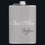 Trauzeuge Flask Flachmann<br><div class="desc">Die Flasche für den Trauzeuge wird in Grautönen dargestellt und zeigt einen Beispielnamen an. Passen Sie dieses Element an, und ändern Sie den Beispielnamen in Ihren Namen.</div>