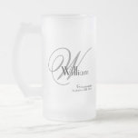 Trauzeuge Geschenk Moderne Monogramm Initial & Nam Mattglas Bierglas<br><div class="desc">Trauzeuge Trauzeugen geben moderne Monogramm erste und Name Coole Chic Mattiert Glass Bierbrauen Tasse. Trauzeugen Trauzeuge moderne Vintage Monogramm mit Initial, Name und Datum auf der klassischen Mattierten Bier-Tasse. Die Anpassung fügt Ihrem Trauzeuge diese besondere Touch hinzu. Klicken Sie auf Diese Vorlage anpassen, um sie schnell und einfach anzupassen. Trauzeuge...</div>