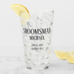 Trauzeuge Geschenk Personalisiert Glas<br><div class="desc">Chic schwarze Schrift,  die alle editierbar ist. Sie können die Vorder- und Rückseite des Glases ändern,  um alles,  was Sie wünschen,  zu Anzug zu bringen oder auf Wunsch den Rücken freizumachen. Kann für Trauzeuge,  Trauzeuge,  Bridesmaid,  Trauzeugin verwendet werden. Sehr schönes Erinnerungsgeschenk.</div>