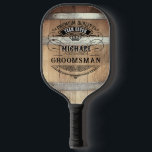 Trauzeuge Geschenke Pickleball Schläger<br><div class="desc">Rustikales Fass-Design mit feinem Western-Typografie. Personalisieren Sie dieses Design mit Ihrem eigenen Text. Dieses Design können Sie weiter anpassen,  indem Sie den Link "Weiter anpassen" auswählen,  falls gewünscht.</div>