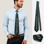 Trauzeuge Hochzeit Bachelor Party schwarz Krawatte<br><div class="desc">Diese exquisite personalisierte Krawatte zeigt das Wort "Trauzeuge" in einem hellgrauen Farbton mit einem Gradientenhintergrund aus dunkelschwarz und hellschwarz. Es bietet eine Mischung aus Spaß, Eleganz und Stil, um Ihre Hochzeitsfeier oder Bachelor-Party-Kleidung zu verbessern. Es ist eine wunderbare Art, Ihre Freunde zu Trauzeugen einzuladen oder eine humorvolle Touch zu Hochzeitsfeiern...</div>